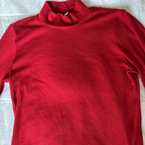 Uniqlo Turtleneck - Picture 2 of 5
